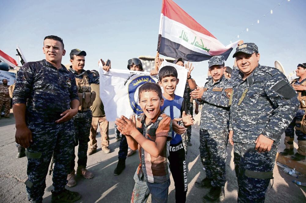 Elementos de la Policía Federal de Irak y civiles celebraron ayer la liberación casi por completo de la ciudad de Mosul, que fue bastión del Estado Islámico en el país desde 2014 (AHMAD AL-RUBAYE. AFP)