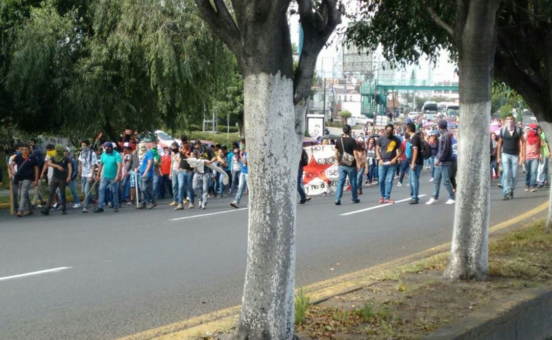 Normalistas bloquean libramiento sur de Morelia