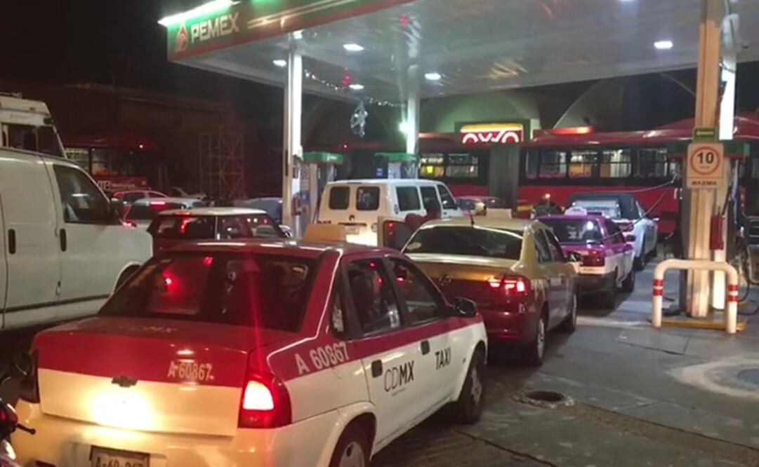 Cierran año con largas filas en gasolineras