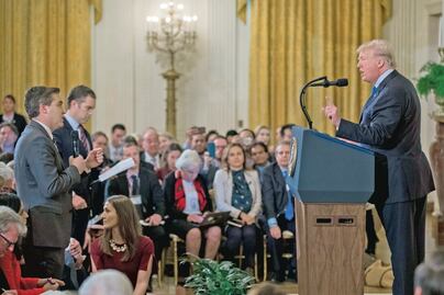 Otro round de Trump con la prensa: quitan acreditación a CNN