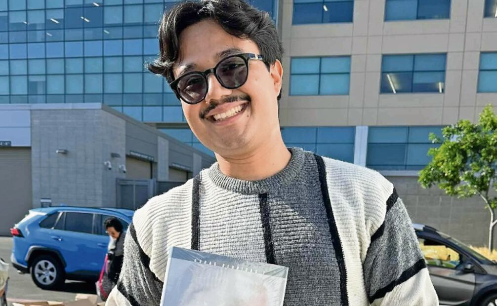 Tijuanenses y mexicanos radicados en San Diego acudieron a salvar miles de libros que ya tenían varios días a la intemperie, acto que calificaron de “indignante y triste”. Foto: María Dolores Bolívar