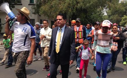 Embajador de Honduras marcha con Caravana migrante