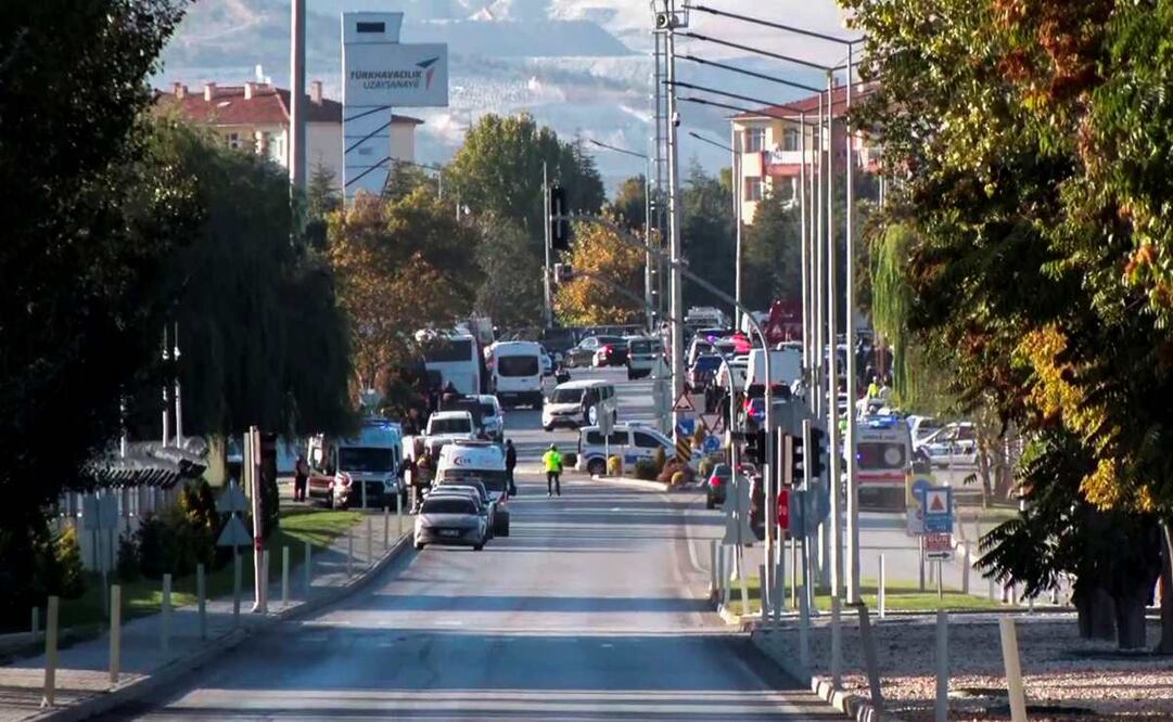 Equipos de rescate de emergencia y agentes de policía trabajan afuera de Turkish Aerospace Industries Inc. en las afueras de Ankara, Turquía, el miércoles 23 de octubre de 2024. Foto: AP