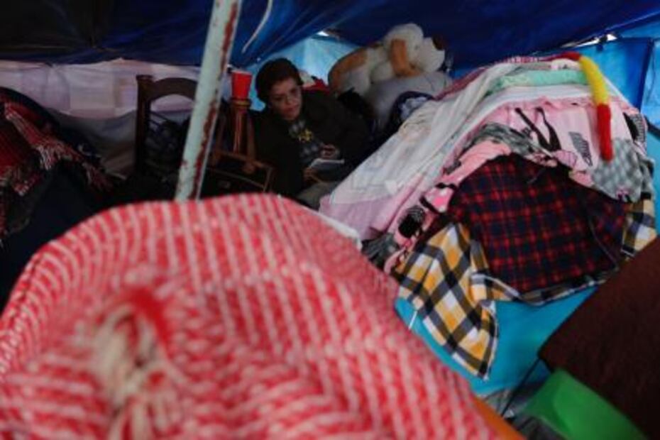 Adultos mayores llevan 10 días en una carpa tras el sismo