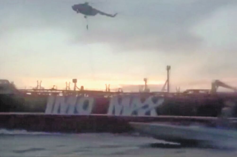 Un elemento de la Guardia Nacional Revolucionaria de Irán desciende al barco Stena Impero desde un helicóptero, en el estrecho de Ormuz. Foto/REUTERS