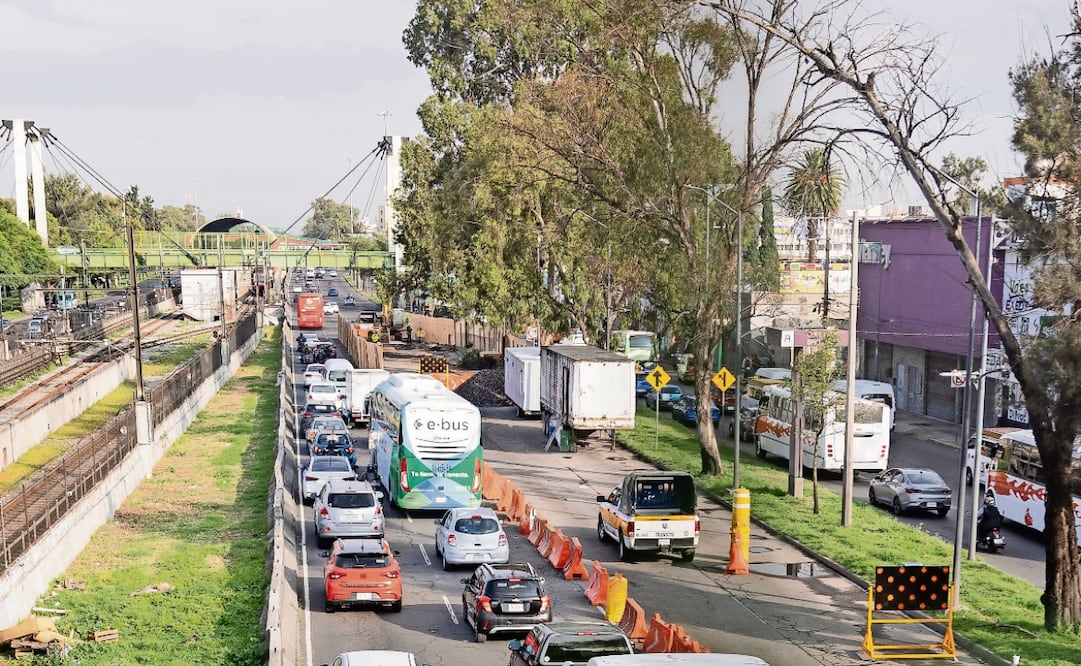 Los dos socavones que se encuentran en la calzada Zaragoza son oqueades muy grandes, tienen aproximadamente cuatro metros de profundidad, dijo el titular de Segiagua. Foto: Hugo Salvador / EL UNIVERSAL