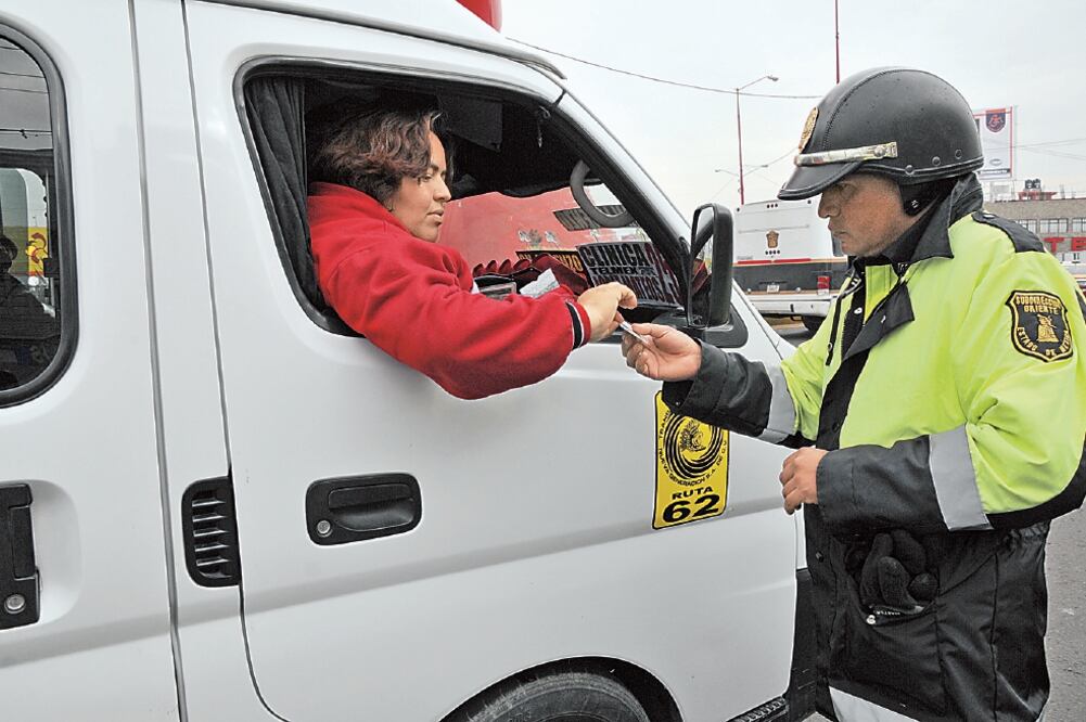 Cualquier agente de tránsito varón que detiene a un conductor y lo amenaza con infraccionarlo, incurre en el delito penal de abuso de autoridad, no en una simple falta administrativa (ARCHIVO EL UNIVERSAL)