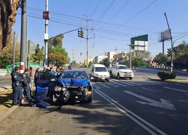 VIDEO: Conductora choca su auto contra poste en Viaducto Río de la Piedad; hay 2 lesionadas