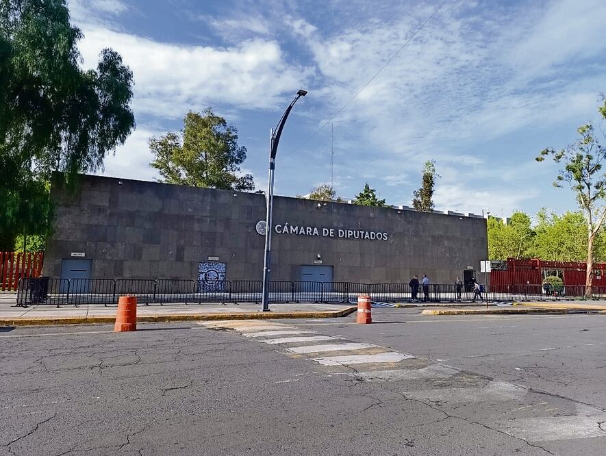 En la madrugada de este jueves, trabajadores del PJF liberaron todos los accesos al Palacio Legislativo de San Lázaro. Foto Especial