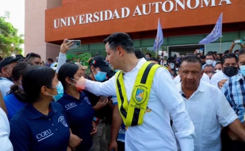 Por primera vez en décadas, universitarios de la UABJO arropan a un gobernador de Oaxaca; Murat encabeza megatequio