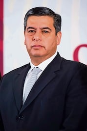 Ayudante de AMLO recibe doble premio