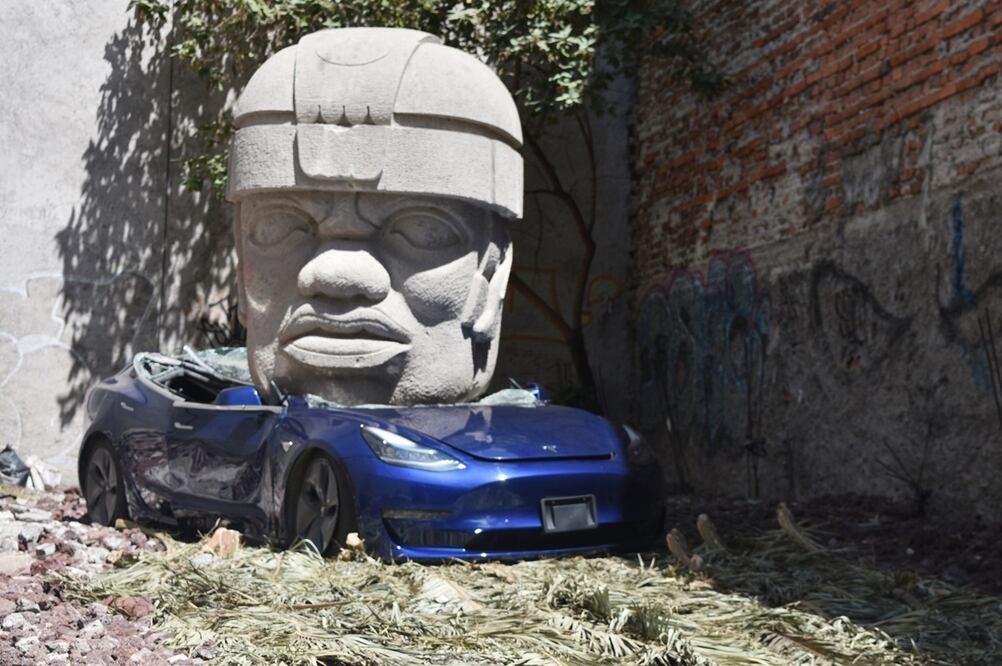 Escultura de Chavis Marmol, que aplastó un auto Tesla con una cabeza Olmeca. 
Foto: EL UNIVERSAL / Eduardo Castañeda