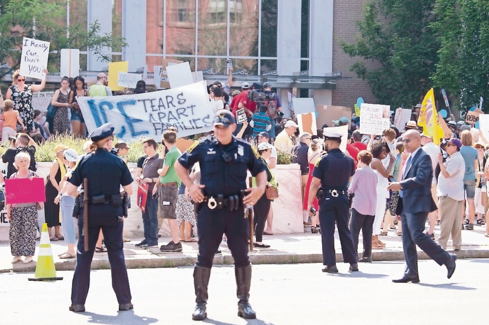 Grupos de inmigración realizaron ayer una sentada en el edificio federal en Hartford, Connecticut, interrumpiendo los negocios (PATRICK RAYCRAFT. AP)