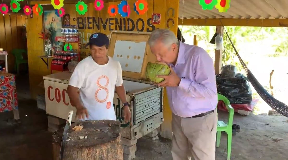 El presidente evitó beber el agua con popote. (Foto Especial)