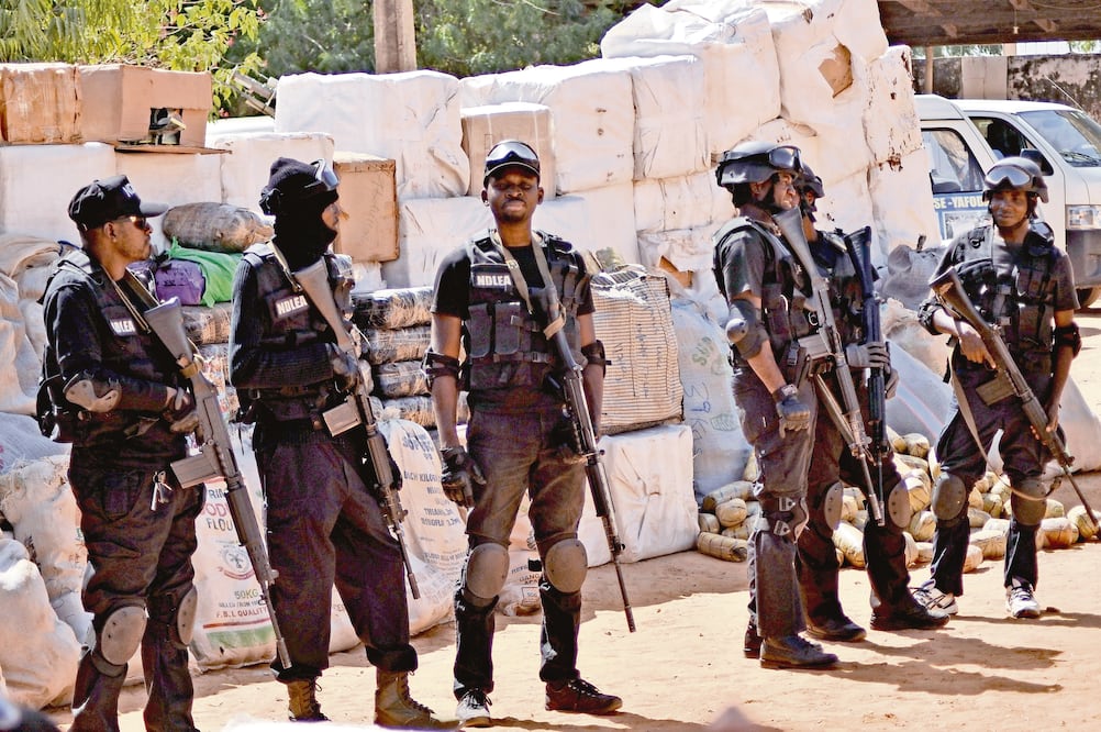 Autoridades en Kano, Nigeria, muestran drogas confiscadas, en esta foto de diciembre de 2015. El país es uno de los grandes receptores de estupefacientes de AL. (ARCHIVO. REUTERS)
