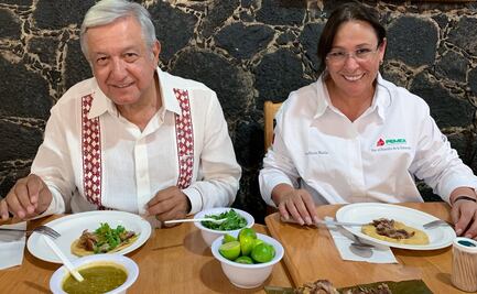 Con permiso de su cardiólogo, AMLO come costilla asada en el Edomex