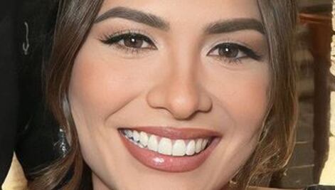 Andrea Meza impone tendencia con vestido midi plisado y adelante el color favorito del otoño 2023