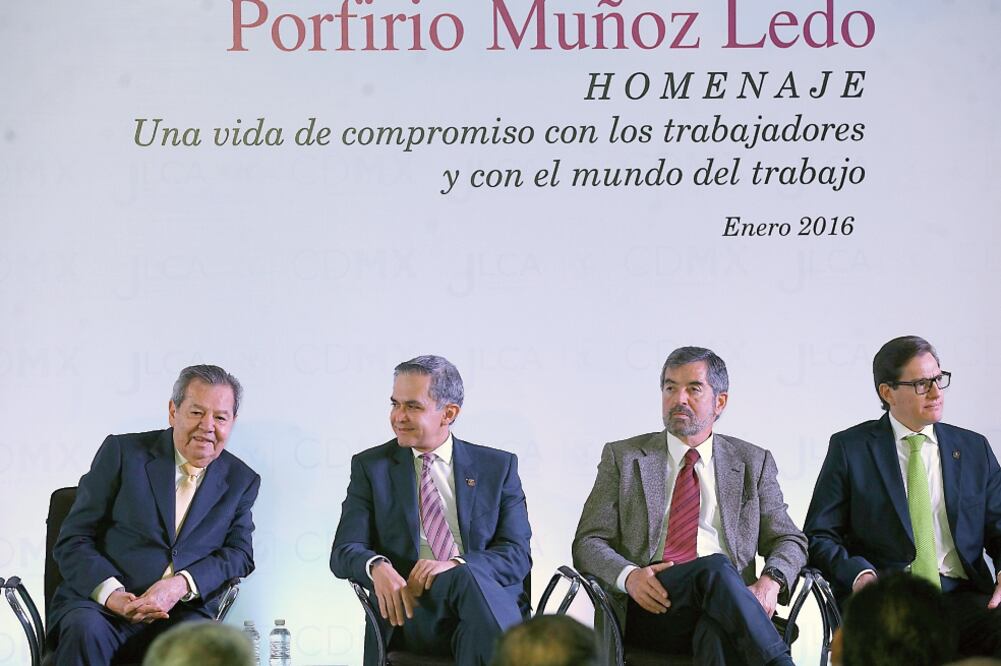 Porfirio Muñoz Ledo, Miguel Ángel Mancera, Juan Ramón de la Fuente y Salomón Chertorivski, durante la ceremonia (VALENTE ROSAS EL UNIVERSAL)