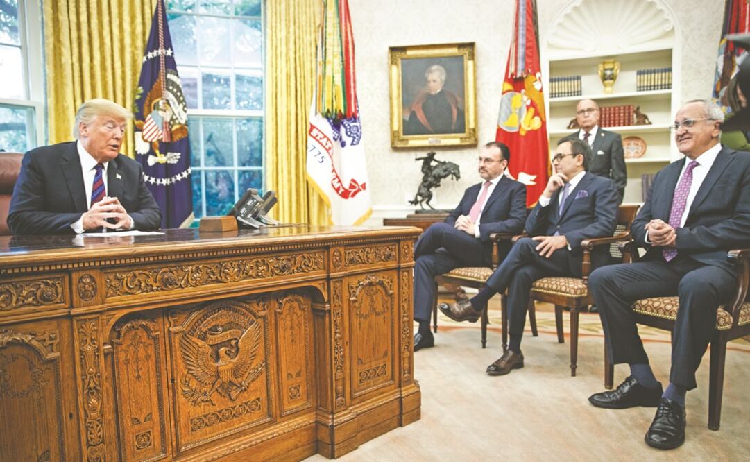 Donald Trump con el canciller mexicano, Luis Videgaray; el secretario de Economía, Idelfonso Guajardo, y Jesús Seade, representante de AMLO. (AP) 