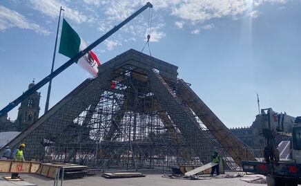 Dan forma a pirámide de Kukulkán en la explanada del Zócalo
