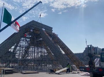 Dan forma a pirámide de Kukulkán en la explanada del Zócalo