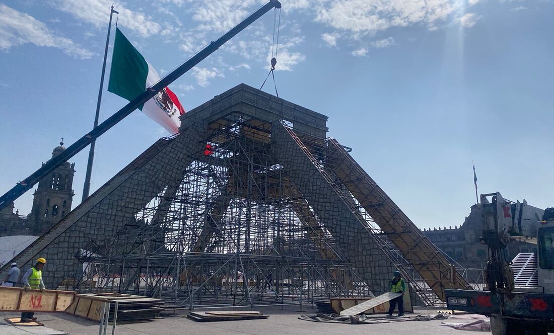 Dan forma a pirámide de Kukulkán en la explanada del Zócalo. Foto: Alberto Acosta