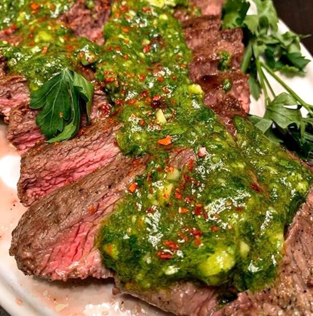 Qué es el chimichurri y cómo se prepara