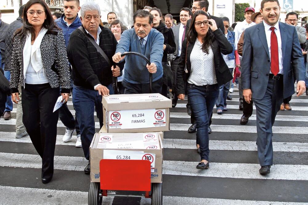 Ayer por la mañana, el presidente de Morena, Martí Batres, y diputados locales entregaron las firmas que recolectaron contra la Ley de Tránsito (ARIEL OJEDA. EL UNIVERSAL)
