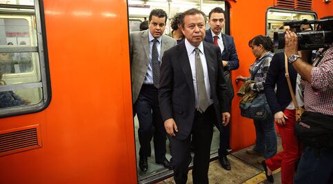 Diputados dejan auto y viajan en metro y bici