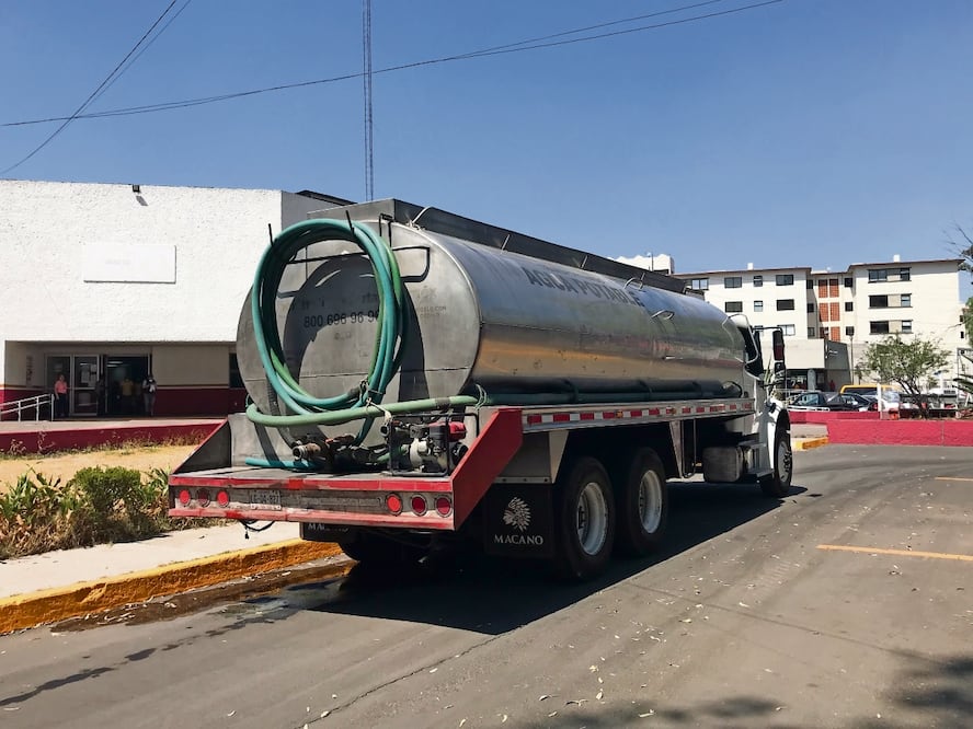 En esta emergencia la clínica del ISSSTE ha tenido que comprar dos pipas con recursos de la Subdirección Administrativa, señaló la subdirector Elvira Rivera. Foto: Especial