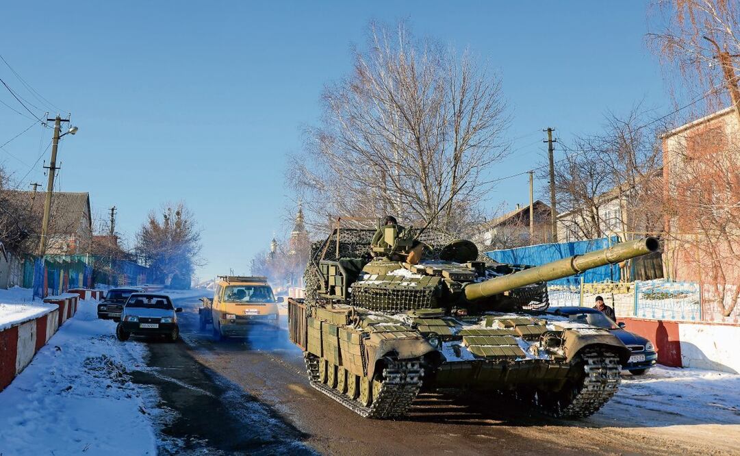 Un tanque ucraniano patrulla en una aldea cerca de Kupiansk en la zona de Kharkiv. (20/02/2025) Foto: Sergey Kozlov | EFE