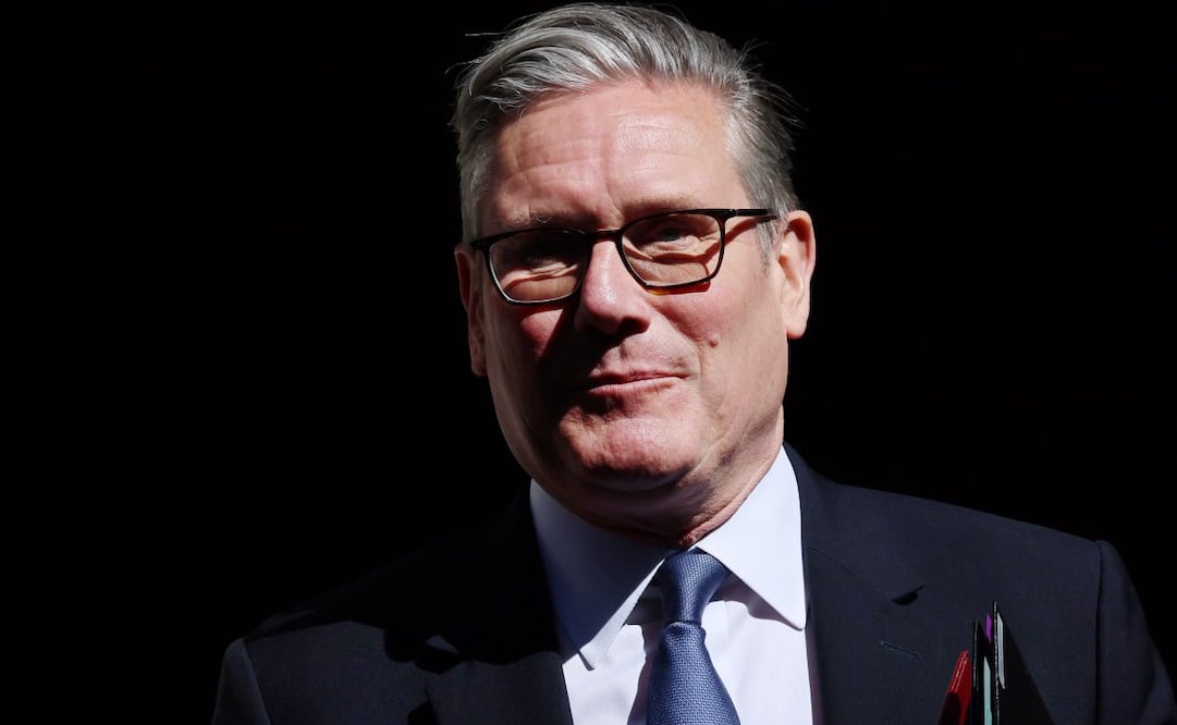 El primer ministro británico, Keir Starmer, sale de su residencia oficial en el número 10 de Downing Street para asistir a la sesión de preguntas al primer ministro (PMQs) en el Parlamento de Londres, Reino Unido, el 22 de abril de 2026. Foto: EFE