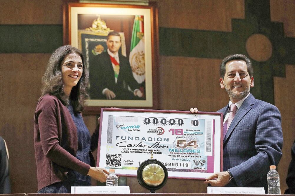 En conmemoración del 32 aniversario de la Fundación Carlos Slim, Vanessa Slim (izq.) recibió el billete de la Lotenal con la insignia de la institución que lleva el nombre de su padre. (JUAN CARLOS REYES. EL UNIVERSAL)