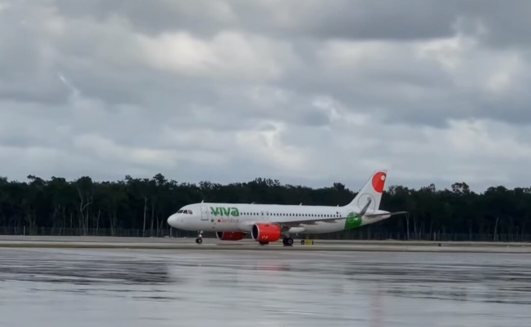 El avión 737800 de VivaAerobus fue el primero en aterrizar en el aeropuerto de Tulum. Foto: Presidencia