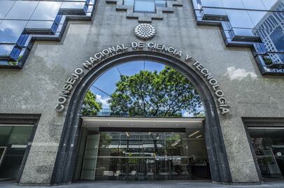 El caso de los 31 científicos y extrabajadores del FCCyT llega a la revista “Nature”