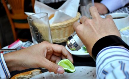 Médicos recomiendan 5 gramos de sal al día