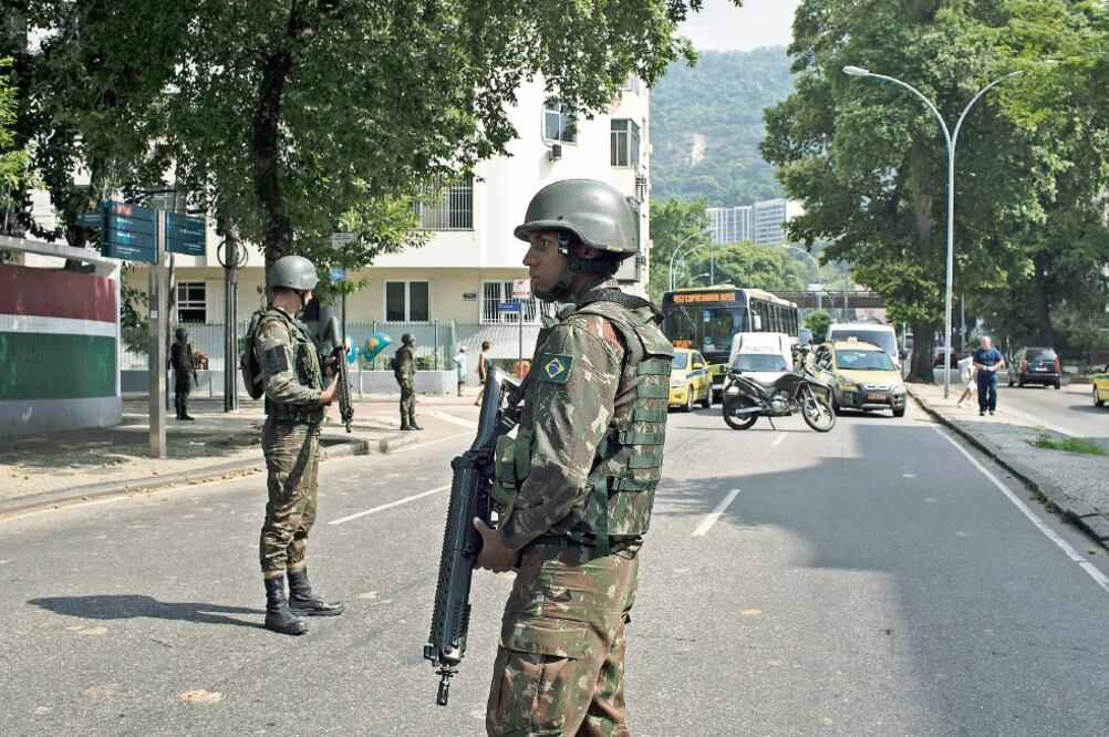Soldados detienen el tráfico el sábado en una calle de Río de Janeiro, luego de que el presidente Temer decretara una intervención federal de seguridad. (LEO CORREA. AP)