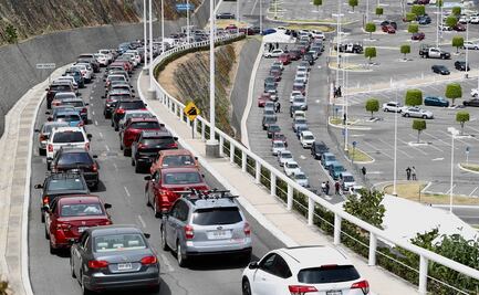 Centros de vacunación en autos en Edomex, con filas de varios kilómetros