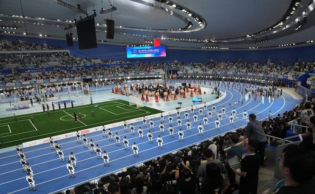 Robots con apariencia de espectadores realizan una exhibición durante la ceremonia de apertura de los Juegos Mundiales de Robots Humanoides en Beijing, el sábado 22 de agosto de 2026. Foto: AP / Achmad Ibrahim