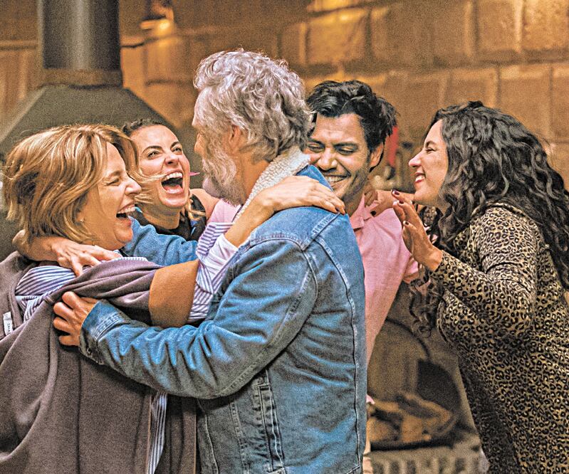 Siete amigos universitario s se reúnen en su casa “de retiro”. AVANTI PICTURES