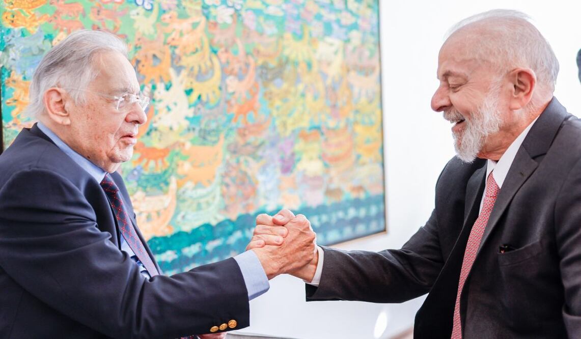 El encuentro tuvo lugar en la residencia de Chomsky, donde el reconocido lingüista continúa recuperándose de una apoplejía sufrida el año pasado. Foto: X @LulaOficial