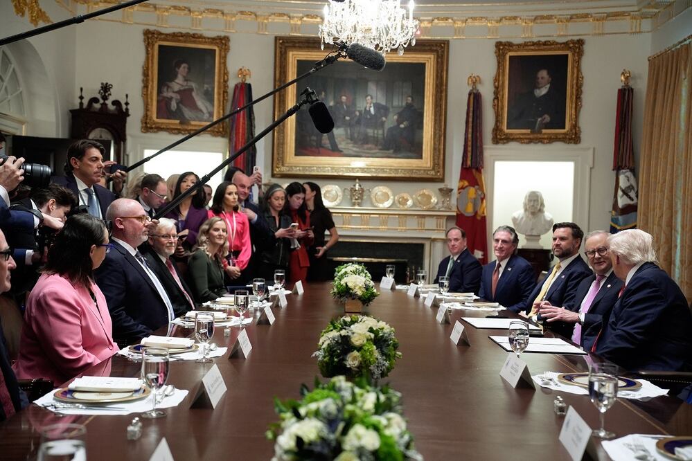 El presidente Donald Trump (der), con el primer ministro australiano, Anthony Albanese, en su reunión con el gabinete, en la que también estuvo el embajador australiano Kevin Rudd (tercero de izquierda a derecha). FOTO: EFE