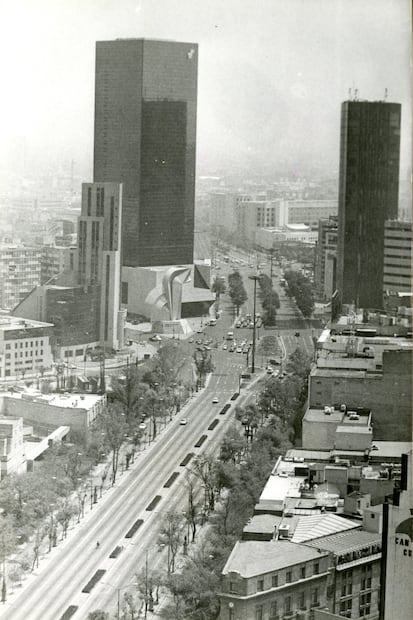 En los años 90 el cruce del tránsito en Reforma con Bucareli y Rosales era distinto y en lugar de la fuente había una jardinera. Archivo EL UNIVERSAL.