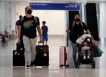 Unión Europea dejará de exigir el uso de cubrebocas en vuelos y aeropuertos