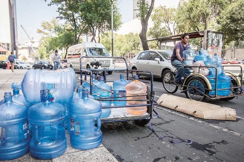 En México, 50% de la población toma agua de garrafón, pero los contenedores no pasan por una correcta limpieza, dicen expertos. (ALONSO ROMERO. EL UNIVERSAL)