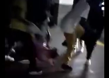 Video. Afroamericanos agreden a hombre blanco en Charlotte