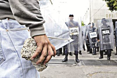 Chocan manifestantes y policías en Guerrero