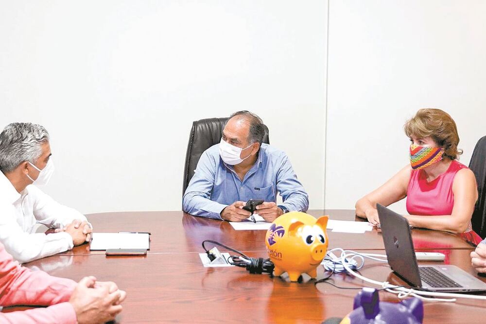 El director de los Centros Teletón, Jorge Alcántara; el gobernador Héctor Astudillo, y la directora de DIF Guerrero, Mercedes Calvo. 