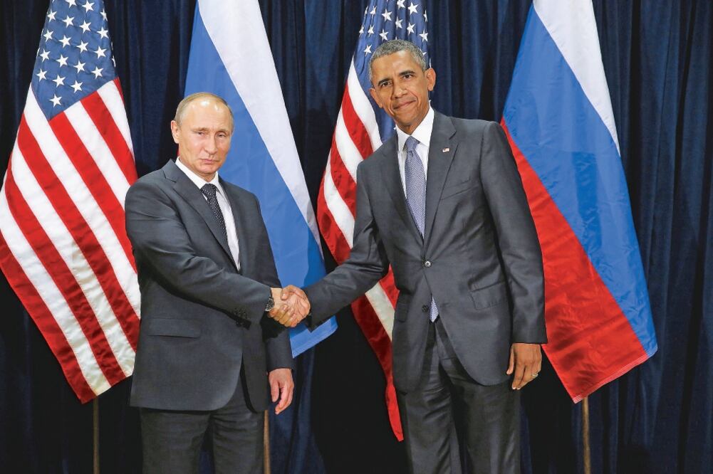 El presidente ruso, Vladimir Putin, saluda a su homólogo estadounidense Barack Obama, durante su encuentro bilateral en la sede de las Naciones Unidas en Nueva York (CHIP SOMODEVILLA. EFE)