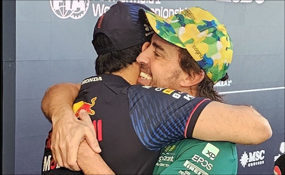 Checo Pérez con Fernando Alonso tras el Gran Premio de Brasil - Foto: Julianne Cerasoli